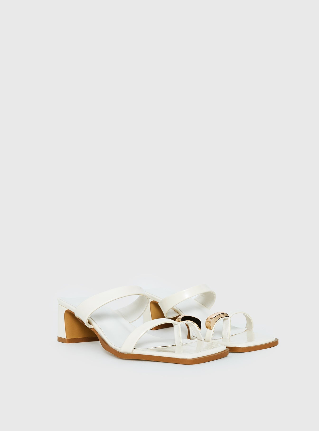 Billini Iverson Hardware Detail Heels While / Gold